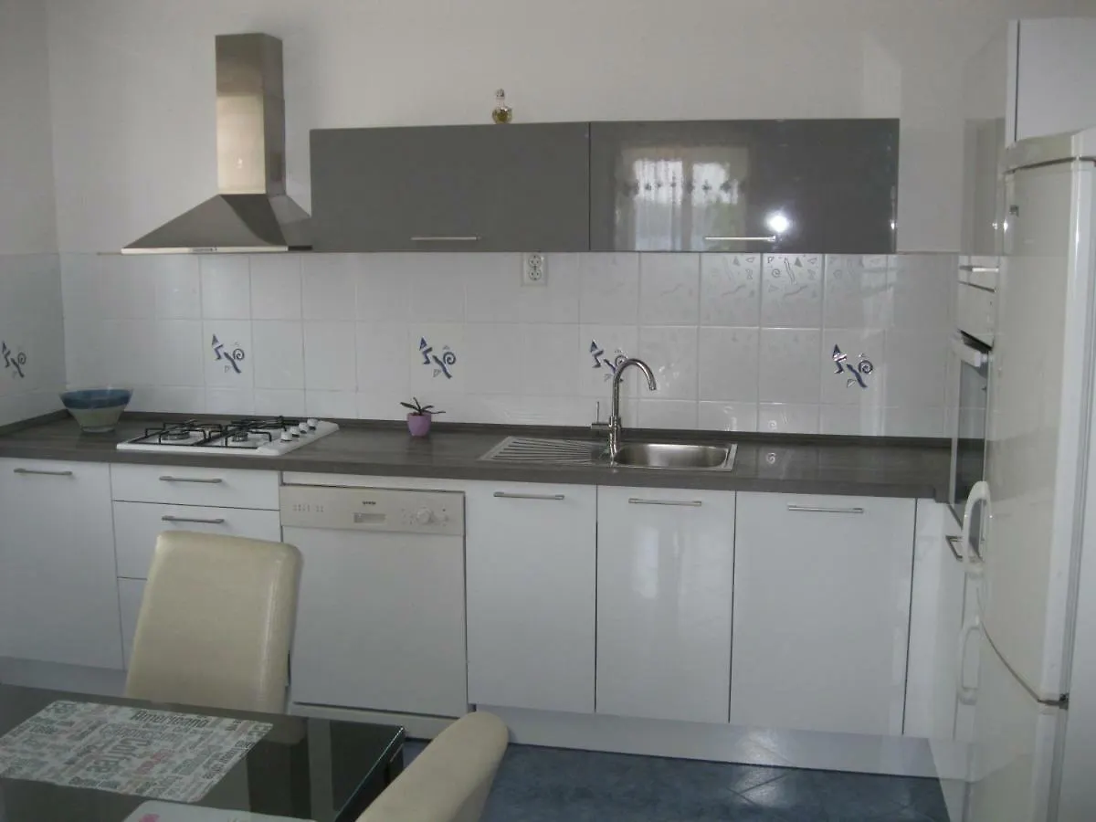 Lela Apartman