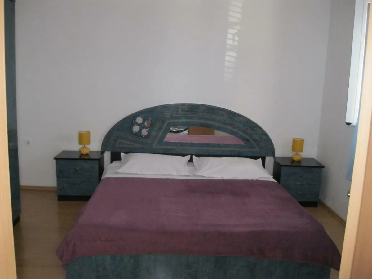 Lela 0*, Trogir